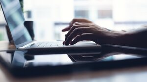 Βόλος: Προσωρινά κρατούμενη η μητέρα για παιδική πορνογραφία σε βάρος της κόρης της 