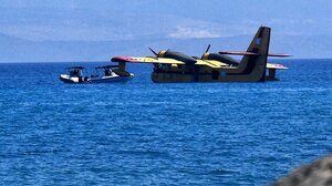 Βίντεο από την ρυμούλκηση του Canadair που αναγκάστηκε σε προσθαλάσσωση στην Κορινθία