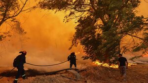 Φωτιά στο Χελιδόνι: Ένας εγκαυματίας μεταφέρθηκε στο νοσοκομείο