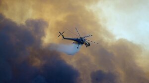 Αναζωπύρωση της πυρκαγιάς στα Κύθηρα - Πνέουν ισχυροί άνεμοι στο σημείο