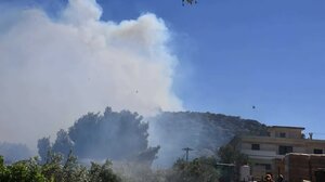 Ανεξέλεκτη η φωτιά στη Ραφήνα 