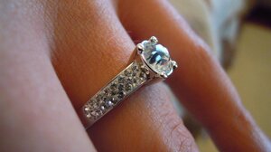 Τους "γυάλισε" το δακτυλίδι κι αντί να το αγοράσουν, το έκλεψαν - Λίγες ώρες μετά, εμφανίστηκαν ξανά στο κοσμηματοπωλείο