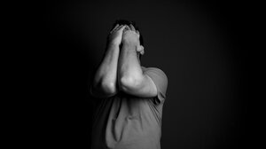 Κλαίει απαρηγόρητος ο 23χρονος Πορτογάλος για την σεξουαλική επίθεση στον 22χρονο που κοιμόταν με την φίλη του 