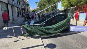 Σκαλωσιά κατέρρευσε στο κέντρο της Ιεράπετρας!