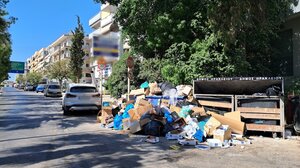 Σωρός τα σκουπίδια στη λεωφόρο Εθνικής Αντιστάσεως