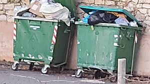 Μαζεύουν τα σκουπίδια κάθε 10 μέρες και κόβουν το νερό το βράδυ!