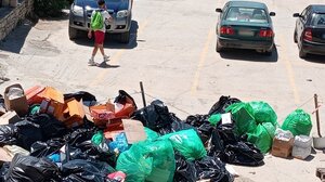 Μάζευαν τα σκουπίδια ενώ ο κόσμος έτρωγε δίπλα...