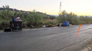 Πεταμένα παντού σκουπίδια, μέσα κι έξω από τους κάδους!