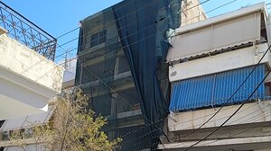 Κρεμασμένα και σκισμένα δίχτυα στο κέντρο της πόλης