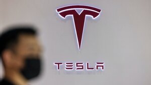 Πτώση 6,62% στη μετοχή της Tesla μετά τη νέα "σύγκρουση" του Μασκ με τον Τραμπ