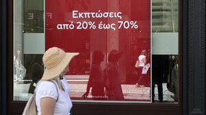 Πότε ξεκινούν οι θερινές εκπτώσεις – Ποια Κυριακή θα είναι ανοιχτά τα καταστήματα