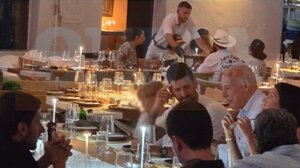 Τζόκοβιτς: Ψάρια, κρασί και… selfies με τουρίστες στην "καρδιά" της Πάρου!