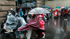 Ο τυφώνας Ουίφα σαρώνει την Ασία: Χιλιάδες αποκλεισμένοι, 500 πτήσεις ακυρώθηκαν