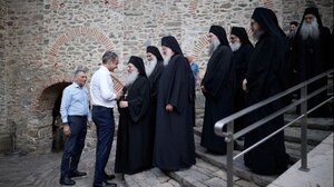 Άγιο Όρος: Επίσημη υποδοχή του Πρωθυπουργού από τα μέλη της μοναστικής αδελφότητας