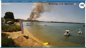 Χαλκιδική: Φωτιά στη Βουρβουρού - Μήνυμα του 112 στους κατοίκους για απομάκρυνση (βίντεο)