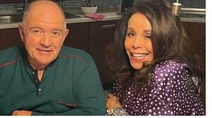 Βούλα Πατουλίδου για τα πρώτα Χριστούγεννα χωρίς τον σύζυγό της: Όση χρυσόσκονη και αν ρίξεις, η απουσία κάθεται εκεί