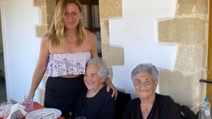 Κατερίνα Καραβάτου: Οικογενειακές στιγμές στην Κρήτη με τις θείες της!