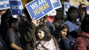 Δικαστής των ΗΠΑ διατάσσει τις αρχές να εγγυώνται αξιοπρεπείς συνθήκες κράτησης των μεταναστών