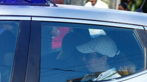 Νεκρό κοριτσάκι στο Π. Φάληρο: Έφτασε Ευελπίδων η 32χρονη μητέρα - Κατηγορείται για ανθρωποκτονία από πρόθεση