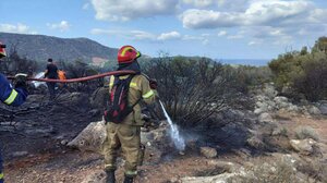 Οι υπεράνθρωπες προσπάθειες απέτρεψαν τα χειρότερα με τη φωτιά στον Άγιο Νικόλαο (φωτογραφίες και βίντεο)