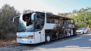 Στις φλόγες λεωφορείο σε γειτονιά του Ηρακλείου- Φωτογραφίες