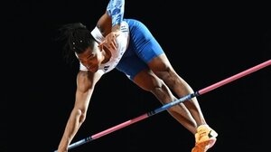 Εμμανουήλ Καραλής: Η στιγμή που ανακοινώνεται on-air η γέννησή του 25 χρόνια πριν