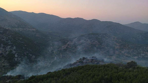 Λασίθι: "Μάχη" με τις φλόγες, καλύτερη η εικόνα στο μέτωπο της φωτιάς