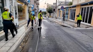 Ξεκίνησε από τον Δήμο Αγίου Νικολάου το πρόγραμμα πλυσίματος και καθαρισμού των πεζοδρομίων