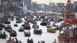 Εκπληκτικός στόλος 10.000 πλοίων γιορτάζει τα 750 χρόνια του Άμστερνταμ