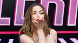 Η Ανα ντε 'Αρμας εντυπωσίασε στο κόκκινο χαλί του Τόκιο!