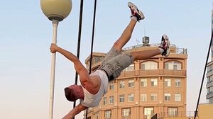 Αθλητής αψηφά την βαρύτητα και περπατά στον αέρα