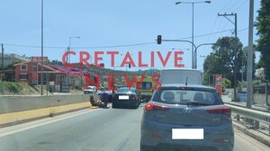 ΙΧ τράκαρε άλλο ΙΧ, κι εκείνο ... ένα ασθενοφόρο! – Στο νοσοκομείο, προληπτικά, μια οδηγός