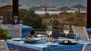 Μια αυθεντική ελληνική “Taverna” δίπλα στο κύμα!