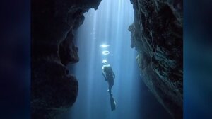 Ελεύθερος δύτης φτιάχνει δαχτυλίδια φυσαλίδων στον βυθό της Μεσογείου - Δείτε βίντεο