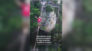 Ισορροπία σε τεντωμένο σχοινί σε ύψος 400 μέτρων – Βίντεο από τον συγκλονιστικό διαγωνισμό στην Κίνα