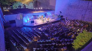 «Πόλεμος και Ειρήνη» στο "Μάνος Χατζιδάκις": Μια βραδιά μνήμης και στοχασμού στο Ηράκλειο 