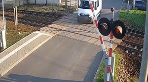 Σοκαριστικό βίντεο: Τρένο συγκρούεται με φορτηγό που κόλλησε σε σιδηροδρομική διάβαση