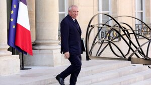 Γαλλία: Μια εκκολαπτόμενη νέα πολιτική κρίση και οι προσπάθειες Μακρόν για καθησυχασμό των αγορών