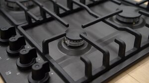 Εστίες κουζίνας: Τα δύο υλικά για να "εξαφανιστούν" οι λεκέδες από καμένα λίπη 