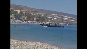 Πανικός σε παραλία στην Ισπανία: Μετανάστες πηδούν από βάρκα δίπλα σε τουρίστες - Τους κυνηγούσαν με τα μαγιό!