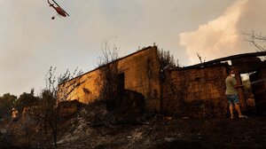 Πυρκαγιές στην Ισπανία: Νοσηλεύονται τουλάχιστον 7 άνθρωποι, δύο νεκροί ο μέχρι στιγμής απολογισμός