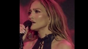 Τζένιφερ Λόπεζ: Γρύλος… σταρ της βραδιάς σκαρφάλωσε στον λαιμό της σε συναυλία