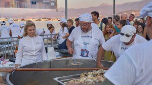 Ξεπέρασε τον εαυτό της η Σητεία... με τη μεγαλύτερη και νοστιμότερη κακαβιά! (βίντεο)