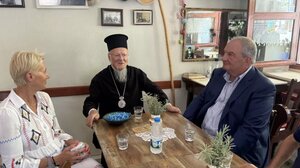 Ο Οικουμενικός Πατριάρχης Βαρθολομαίος υποδέχθηκε στην Ίμβρο τον πρώην πρωθυπουργό Κώστα Καραμανλή