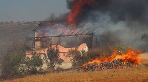 Ανεξέλεγκτη η φωτιά στην Κερατέα: Ηλικιωμένος βρέθηκε νεκρός