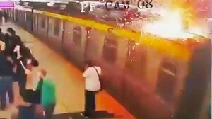 Η στιγμή που κεραυνός χτυπά τρένο - Βίντεο