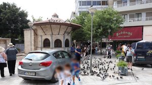 Γέμισαν βρωμιές από τα περιστέρια τα μάρμαρα στο Βαλιδέ τζαμί