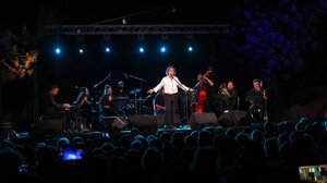 Θερμό χειροκρότημα στον Βασίλη Λέκκα από πλήθος κόσμου που κατέκλυσε στην Γκουβερνιώτισσα