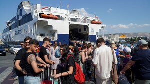 Απαγόρευση απόπλου στον Πειραιά: Καθυστερήσεις και ταλαιπωρία για χιλιάδες επιβάτες - Ποια δρομολόγια αναβάλλονται