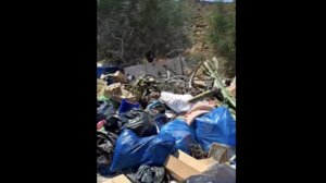 Κι όμως, δεν είναι χωματερή! Πνιγμένη στα σκουπίδια περιοχή της Λυγαριάς